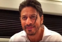 হাসতে হাসতে এক মজার অভিজ্ঞতার কথা জানালেন শাহরুখ খান