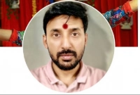 এবার কপালে 'লাল টিপ' দিয়ে অভিনেতা মনোজের প্রতিবাদ