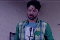 কপালে টিপ পরে নায়ক সাইমনের প্রতিবাদ