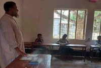তিনি একাই প্রধান শিক্ষক, সহকারী শিক্ষক, ঘণ্টা বাজান আবার ঝাড়ুও দেন!