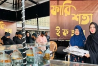 গাজীপুরের চৌরাস্তায় ইফতার বিক্রি করছেন মাহিয়া মাহি