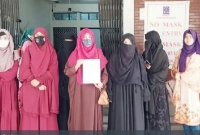 টিএসসিতে নামাজের জায়গা চেয়ে স্মারকলিপি ছাত্রীদের