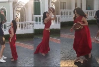 লাল শাড়িতে স্বামীর সঙ্গে খেলা শুরু করছেন সানি লিওন