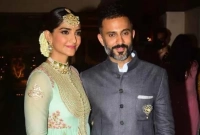 সন্তান হওয়ার আগেই দুই কোটি খোয়ালেন সোনম কাপূর