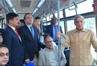 সবাইকে চমকে দিয়ে সকাল ৭টায় বাসস্ট্যান্ডে প্রধানমন্ত্রী শাহবাজ, উঠলেন বাসেও