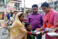 অসহায়, দুস্থ মানুষদের মাঝে ইফতার বিতরণ করছে এক দল তরুণ-তরুণী