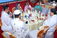 এক টেবিলে বসে ইফতার করলেন আইভী-শামীম ওসমান, কারও মধ্যে কোন কথাবার্তা হয়নি