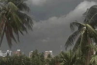 রাজধানীতে ১০২ কিলোমিটার বেগে কালবৈশাখীর আঘাত