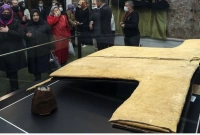 হযরত মুহাম্মদ সা. এর পোশাকটি দেখে কান্নায় ভেঙে পড়েন অনেকে