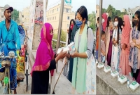 টিফিনের টাকা জমিয়ে রিকশাচালক, পথশিশু ও পথচারীদের ইফতার দিলেন ৬০ ছাত্রী
