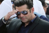 চারজন অভিনেতা রয়েছেন যাদের সামনে সালমান নিজেই মাথা নত করেন