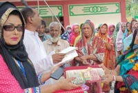 গরীব ও দুস্থদের মাঝে রোজিনার ঈদ উপহার বিতরণ