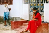 চাকরি পেয়েই ছেড়েছেন, বিয়ের দাবিতে প্রেমিকের বাড়িতে তরুণী অনশন