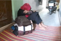 বিয়ের দাবিতে প্রেমিকের বাড়িতে অবস্থান নেওয়া সেই তরুণীকে আদালতে নিলো পুলিশ