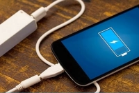 যে উপায়ে ফোন চার্জ করতে পারেন চার্জার ছাড়াই 