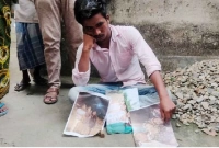  বিয়ের দাবিতে প্রেমিকার বাড়ির সামনে প্রেমিকের অবস্থান!