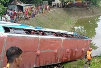 এদিক-ওদিক দুলতে দুলতে বাসটি খাদে উল্টে পড়ে যায়