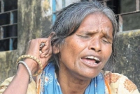 রাণু মণ্ডলকে ঘিরে দালালরা মাছির মতো ভনভন করছে, টাকা ছাড়া প্রবেশ নিষেধ! 