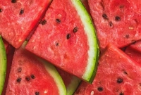 আসলে তরমুজের বীজ খেয়ে ফেললে কী হয়?