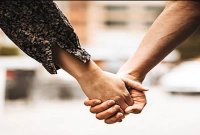 যে লক্ষণগুলোতে বুঝবেন মেয়েটিও আপনার প্রেমে পড়েছে!