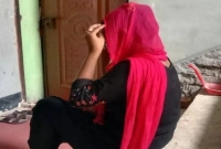 ১১ দিন প্রেমিকের দরজায় বসা সেই তরুণীর ঠাঁই হলো কারাগারে