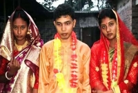খুশি বেশি দিন টিকল না দুই প্রেমিকাকে বিয়ে করা সেই সংসারে!