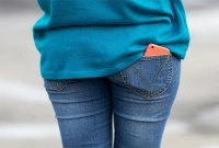 যে ভুলটি করছেন প্যান্টের পকেটে মোবাইল রেখে!