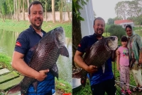 বড়শি দিয়ে বিশাল সাইজের মাছ ধরলেন নায়ক রিয়াজ!