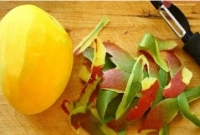 আম খেয়ে খোসা ফেলে দেন! বড় ভুলটি করছেন!