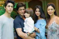 রাগে চিৎকার করে বাড়ির জিনিস ভাঙচুর করেন শাহরুখ!