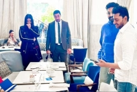 মুখে হাত দিয়ে দাঁড়িয়ে হাসছেন ঐশ্বরিয়া! কারণ কী?