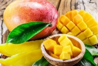 আম খাওয়ার সময় বেশিরভাগ মানুষ যে ভুলটি করে!