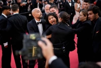 কান উৎসবে ঢুকে আজব কাণ্ড ইউক্রেনি তরুণীর, হতবাক বিশ্ব!