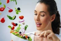 যৌবনে সবুজ আর বার্ধক্যে লাল রঙের জিনিসটি কী?