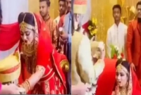 বিয়েতে মালাবদলে কনের চমক