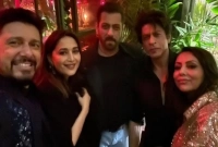 বলিউডপ্রেমীদের কাছে একের ভেতর পাঁচ এমন অফার!