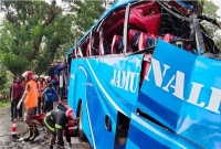 বাস কেটে এখন পর্যন্ত ১০ জনের মরদেহ বের করা হয়েছে