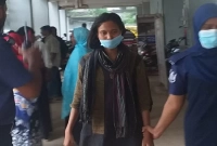 কিছু বুঝে ওঠার আগেই রিকশাচালককে ছুরি মারলেন তরুণী