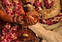 মেয়েরা টাকা না নিয়ে যে জিনিসটা দেয় না সেটা কি?