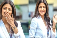 নারীর নজর কাড়ার এক দারুণ কৌশল