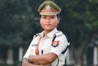 স্বামীকে জেলে বন্দি করে বাহবা পাওয়া পুলিশ অফিসার এবার নিজেই গ্রেফতার!