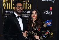 দাম্পত্য জীবন নিয়ে প্রশ্ন করতেই মুখ লুকালেন ঐশ্বরিয়া