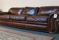 সোফায় বসতেই গদি থেকে বেরিয়ে আসে লক্ষ লক্ষ টাকা!