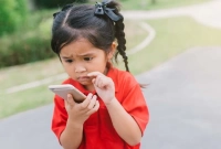 মোবাইল গেমে আসক্ত সন্তান? অভিভাবকদের জন্য ৫টি জরুরী পরামর্শ