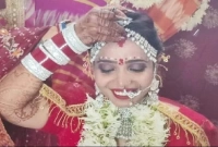 আমি নিজেকে ভালবাসি, তাই নিজেকেই বিয়ে করলাম! আমি নিজেকে ভালবাসি, তাই নিজেকেই বিয়ে করলাম!