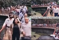 উদ্বোধনের সময় আচমকা ভেঙে পড়লো দৃষ্টিনন্দন সেতু, স্ত্রীসহ খালে মেয়র!