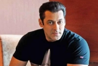 সালমানকে বাড়ির সামনে মারতে এসে যা দেখে পালিয়ে যান শুটার!