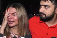 থানায় বসে পুলিশের সামনে অঝোরে কাঁদলেন রাখি