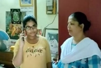 মা-মেয়ের এই জীবন সংগ্রামের কাহিনি সিনেমাকেও হার মানায়!