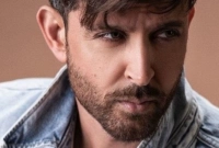 এই গোটা ঘটনা নজরে পড়তেই ক্ষেপে লাল হৃত্বিক!